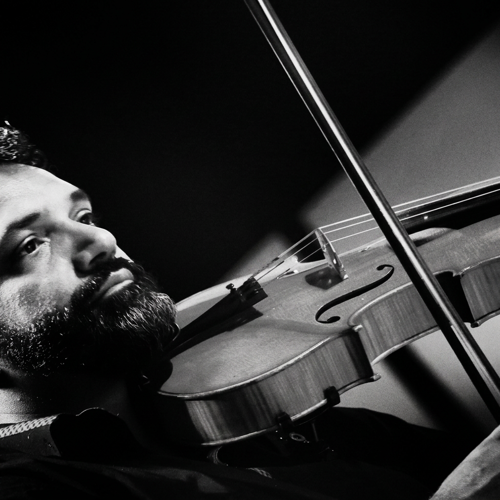 Retrato em preto e branco de Willian tocando violino